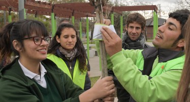 San Fernando: alumnos de la Escuela San Pablo forestaron y concientizaron en el Día del Árbol