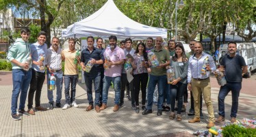 Se presentó la iniciativa “Botellas de amor” en la Plaza San Martín