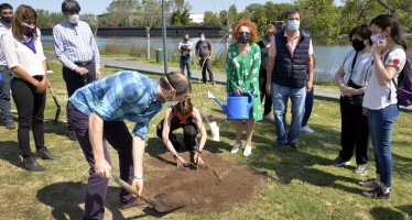 El Municipio plantó árboles junto a vecinos de Tigre en homenaje a Cristóbal Varela Salas