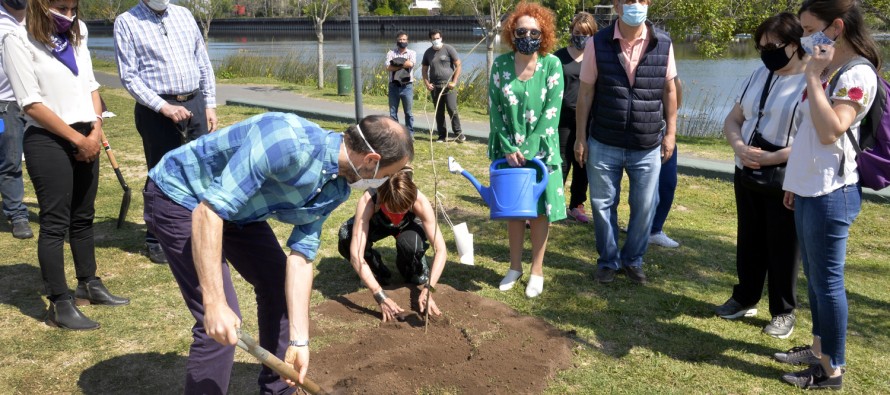 El Municipio plantó árboles junto a vecinos de Tigre en homenaje a Cristóbal Varela Salas