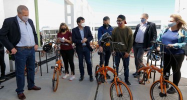 El ministro de Desarrollo Social entregó 1.000 bicicletas a estudiantes en la Universidad de Hurlingham