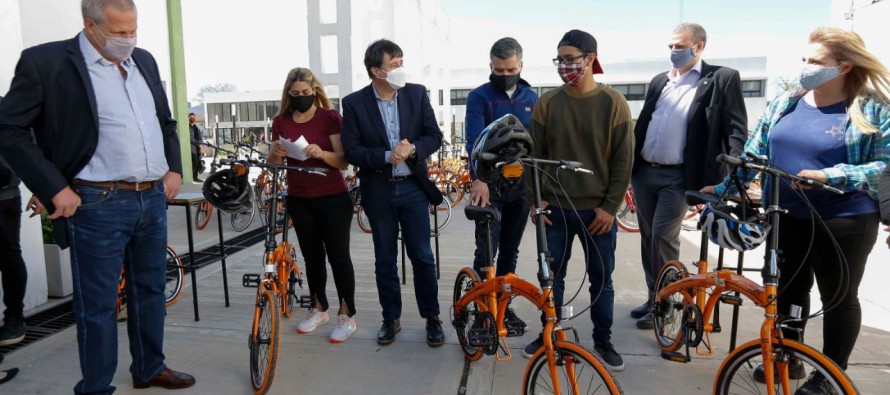 El ministro de Desarrollo Social entregó 1.000 bicicletas a estudiantes en la Universidad de Hurlingham