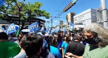 Los trabajadores del Parque de la Costa realizaron una marcha frente a los rumores de cierre