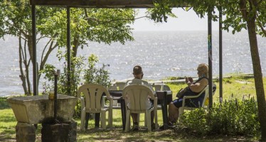 Adultos mayores disfrutan de Puerto Libre, el polideportivo a orillas del río