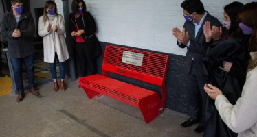 Inauguraron un Banco Rojo contra la violencia de género en la Estación Vicente López