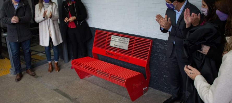 Inauguraron un Banco Rojo contra la violencia de género en la Estación Vicente López