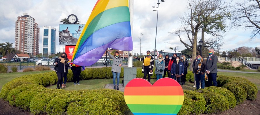 La bandera del Orgullo LGBTIQ+ fue izada en el Municipio de Tigre