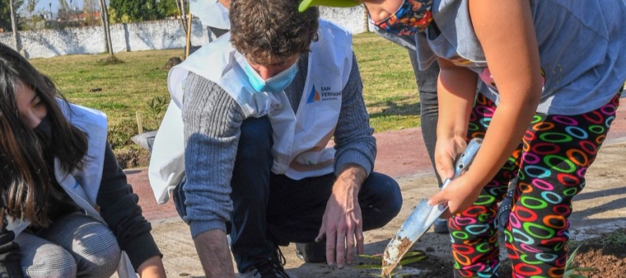 Jornada de plantación de flores y árboles autóctonos en San Fernando