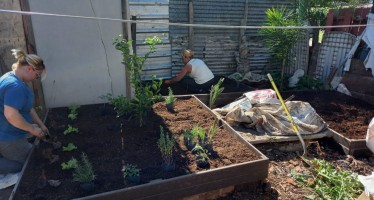 Tigre: una cooperativa construyó una huerta de madera reciclada en un merendero