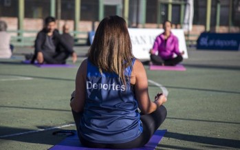 San Isidro brinda clases de yoga en sus campos de deportes municipales