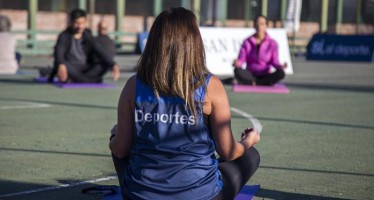 San Isidro brinda clases de yoga en sus campos de deportes municipales