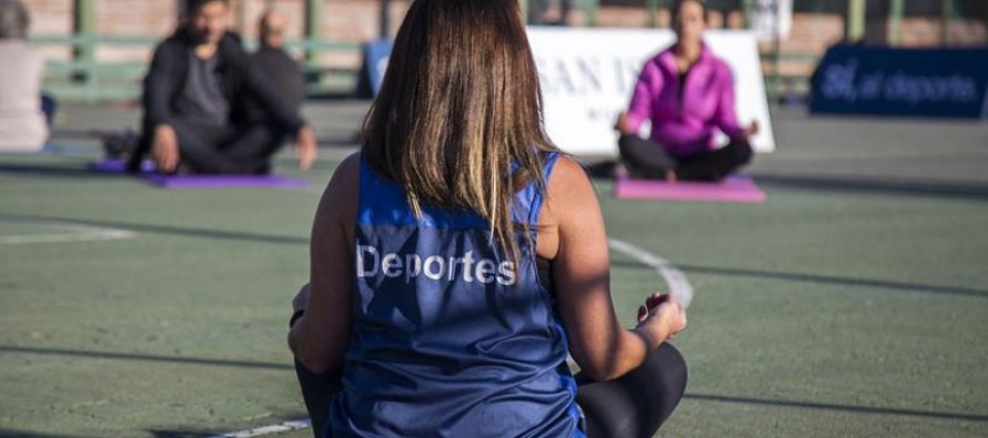 San Isidro brinda clases de yoga en sus campos de deportes municipales