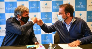 Escobar firmó un convenio con el ENACOM para garantizar el acceso a internet en barrios populares