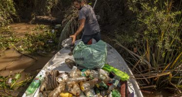 Yorio y las remadas como una forma diferente de limpiar el río