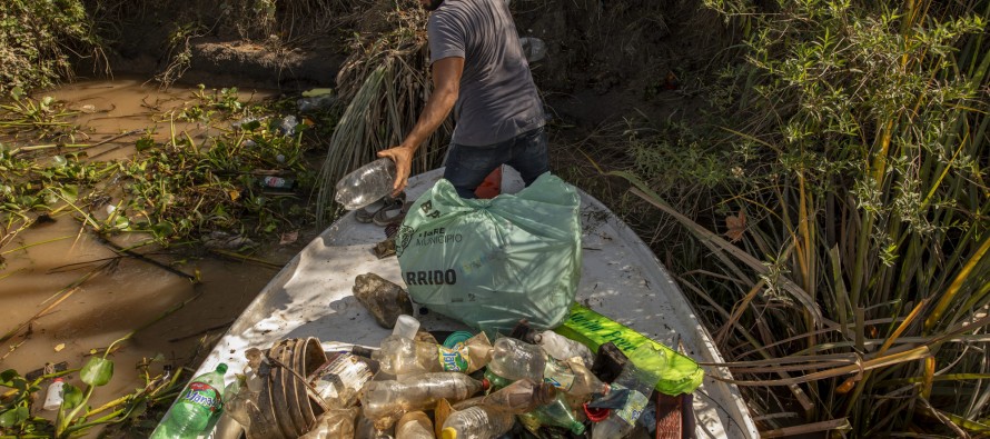 Yorio y las remadas como una forma diferente de limpiar el río