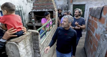 Cafiero y Zabaleta visitaron a mujeres de La Cava beneficiarias del programa Mi Pieza