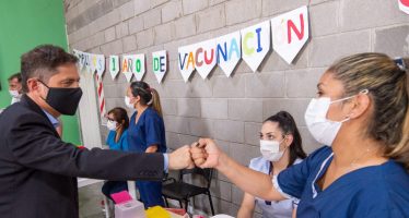 Kicillof anunció la vacunación libre con tercera dosis para mayores de 60 años, trabajadores de la salud e inmunodeprimidos