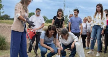 Primera plantación de árboles del programa EcoAySA en Moreno