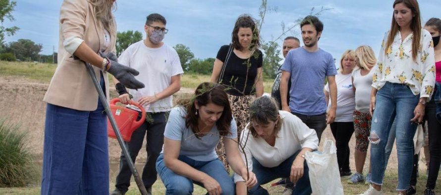 Primera plantación de árboles del programa EcoAySA en Moreno