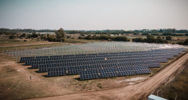 Loma Verde: ya se colocaron la mitad de los paneles solares del primer parque solar municipal de la Argentina