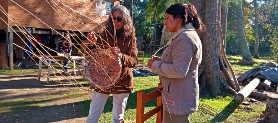 El taller de cestería en el Arroyo Caraguatá avanza superando las expectativas