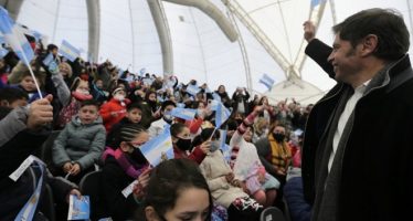 Kicillof encabezó el acto de promesa de lealtad a la Bandera en Tecnópolis