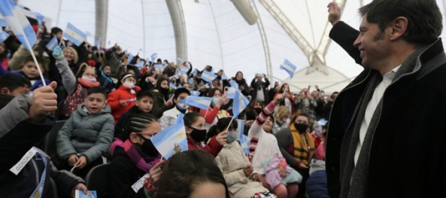 Kicillof encabezó el acto de promesa de lealtad a la Bandera en Tecnópolis