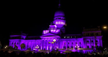 Ni una menos: el Congreso se iluminó de violeta