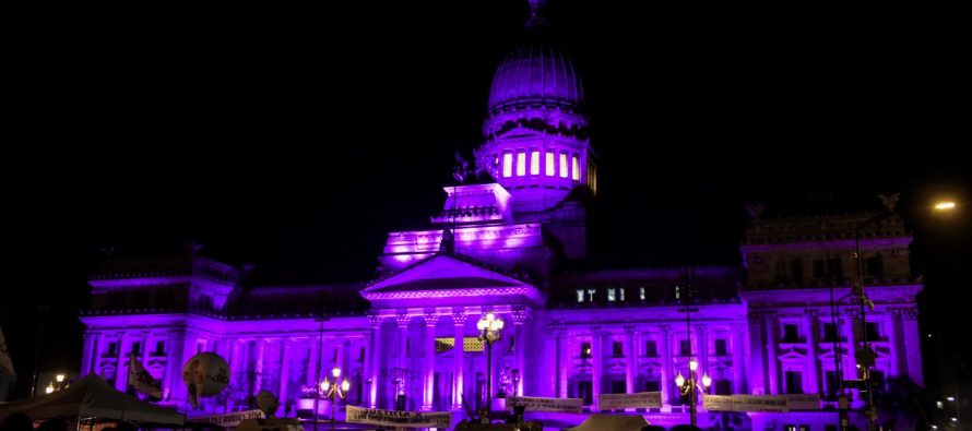 Ni una menos: el Congreso se iluminó de violeta