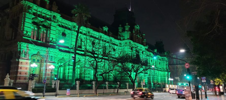 El Palacio de las Aguas Corrientes se iluminó de verde