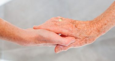 Las mujeres duplican a los varones en horas diarias dedicadas a tareas de cuidado