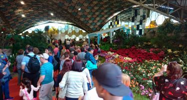 El Presidente visitó la Fiesta Nacional de la Flor y vio con estudiantes “Argentina, 1985”