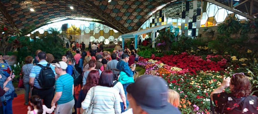 El Presidente visitó la Fiesta Nacional de la Flor y vio con estudiantes “Argentina, 1985”