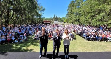 Malena Galmarini y Claudio Ambrosini entregaron 1300 tablets a estudiantes del Delta de Tigre