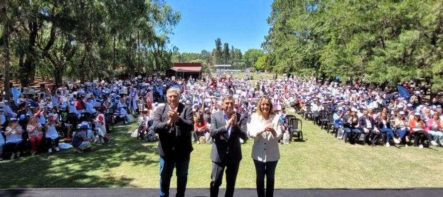 Malena Galmarini y Claudio Ambrosini entregaron 1300 tablets a estudiantes del Delta de Tigre