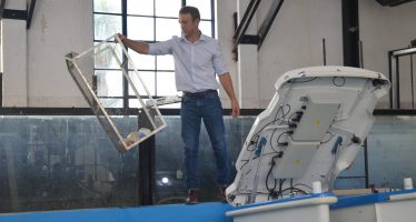 Fabrican un robot solar que recolecta residuos flotantes e hidrocarburos en cuerpos de agua