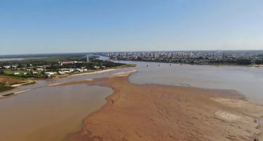 ¿Cómo se explican las aguas bajas en el Río Paraná?