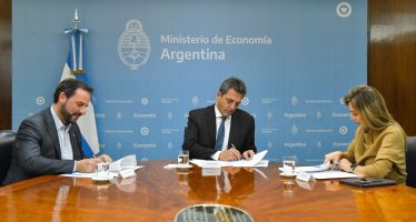 Sergio Massa y Ariel Sujarchuk firmaron un convenio para garantizar el acceso a la red de gas a vecinos de Escobar