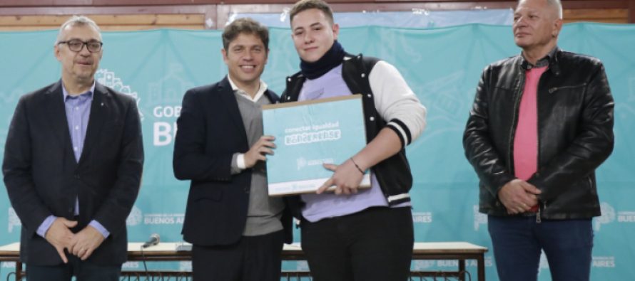 Kicillof entregó computadoras a estudiantes de San Isidro