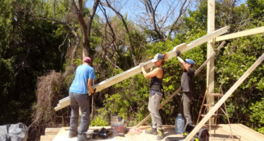 Cooperativa Comadreja: construyen viviendas de madera, still frame y barro en humedales