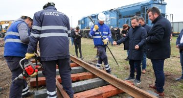 Se instalaron durmientes de plástico reciclado sobre las vías de Trenes Argentinos Cargas