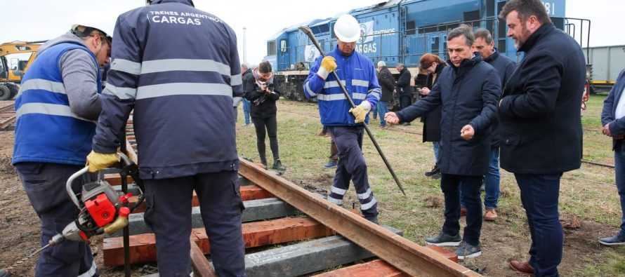 Se instalaron durmientes de plástico reciclado sobre las vías de Trenes Argentinos Cargas