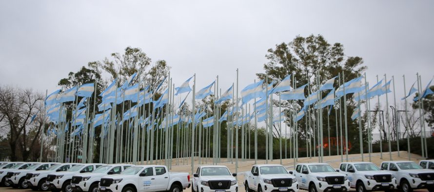 Ambiente entregó vehículos para fortalecer el cuidado de los bosques