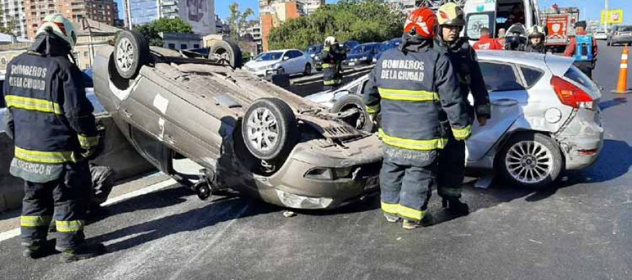 Vicente López: tres heridos en un choque y vuelco sobre la avenida General Paz