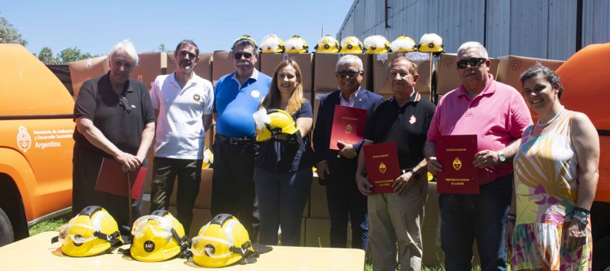 Ambiente entregó equipamiento a bomberos para el combate de incendios forestales