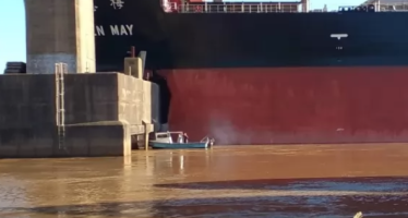 Continúa interrumpida la navegación por el choque de un buque contra el puente Zárate Brazo Largo