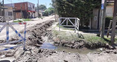 Le exigen a AySA que termine las obras paralizadas y repare las calles