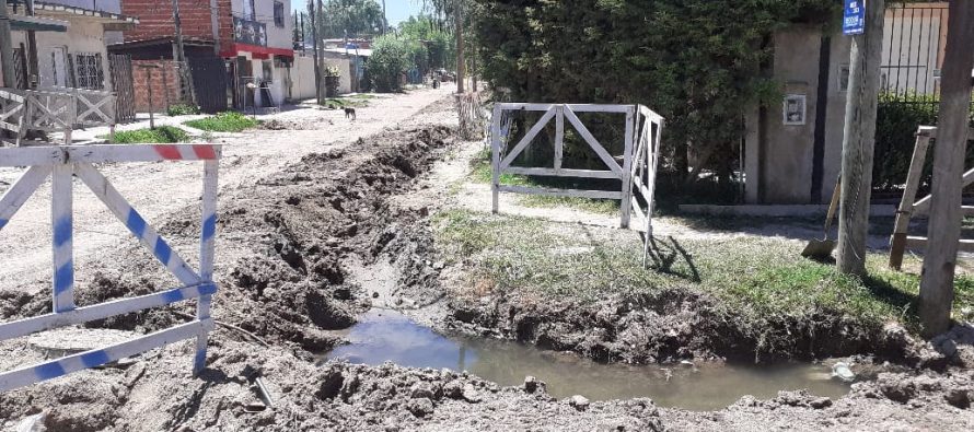 Le exigen a AySA que termine las obras paralizadas y repare las calles