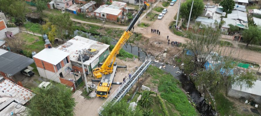 Avanza la construcción de un puente peatonal que conectará a Maquinista Savio y Garín