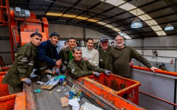 El COMIREC entregó una máquina trituradora a una cooperativa de reciclaje